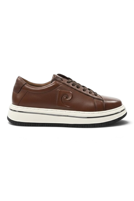 Sporline Pierre Cardin kahverengi deri erkek sneaker, yan kısmında kabartmalı logo detayı ve kalın beyaz taban.
