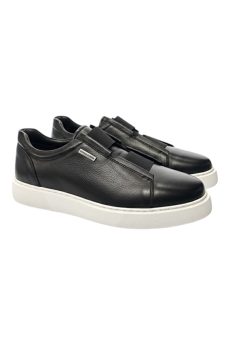 Sporline Pierre Cardin siyah deri erkek sneaker ayakkabı, beyaz tabanlı şık ve modern günlük tasarım.