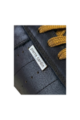 Sporline Pierre Cardin siyah erkek sneaker ayakkabı, metal logo detayı ve kahverengi bağcıklar ile yakın çekim
