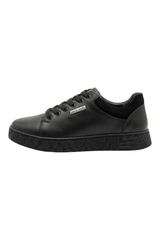 Sporline Pierre Cardin siyah erkek sneaker, yan profil görünümü, dokulu taban ve şık deri detaylar.