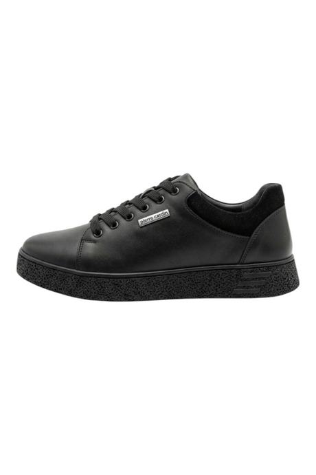 Sporline Pierre Cardin siyah erkek sneaker, yan profil görünümü, dokulu taban ve şık deri detaylar.