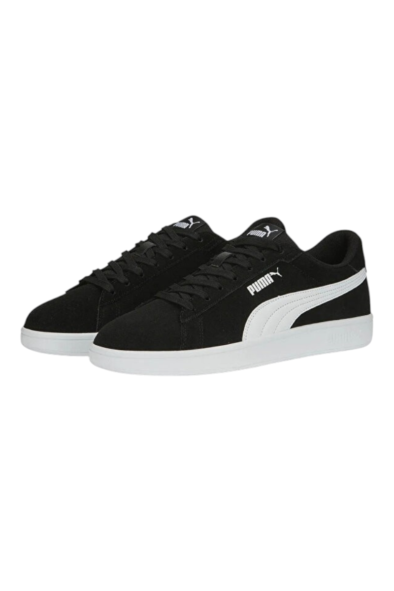 Sporline Puma Smash 3.0 siyah süet günlük spor ayakkabı, yan kısımlarında ikonik beyaz Puma formstrip detayı ile.
