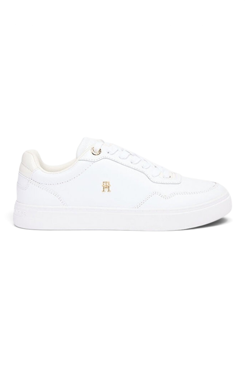 Sporline Tommy Hilfiger beyaz deri kadın sneaker, yan tarafta altın renkli logo detayı ile şık günlük ayakkabı.